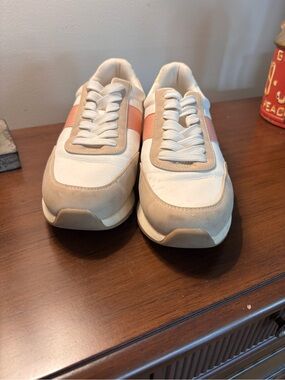 EUC! Dolce Vita women's sneakers feature pastel pink and yellow accents Size 8